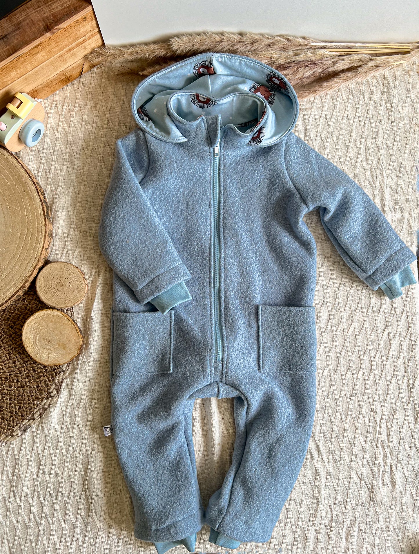Walkoverall hellblau mit Stick Igelliebe, Probestück Größe 86